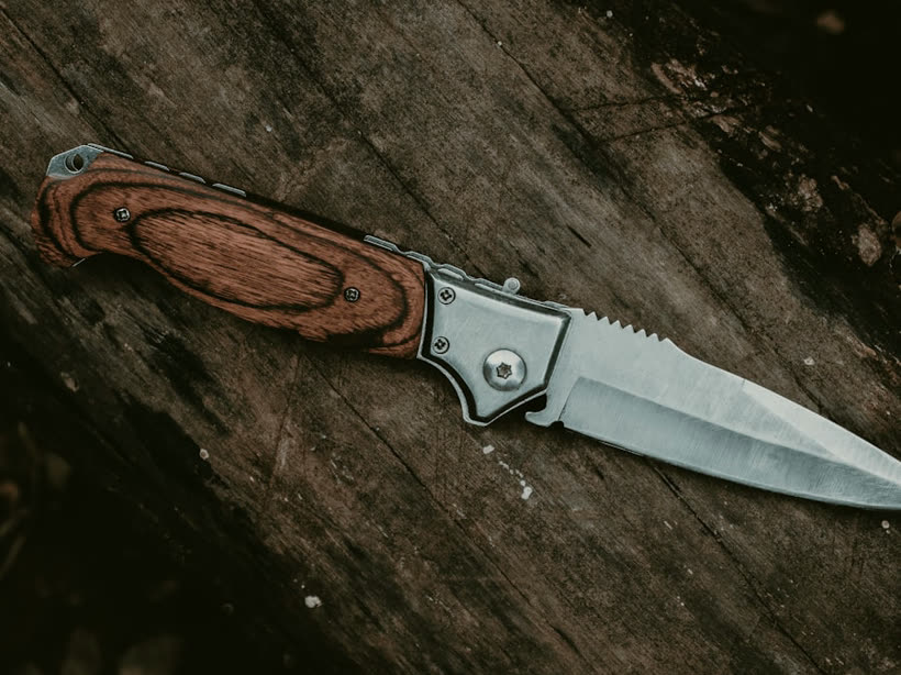 Cuchillo con cabo de madera